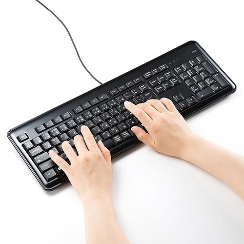 USBハブ付キーボード　ブラック　1台 キーボードの上面が見える状態で、USBポートが手前に配置されている