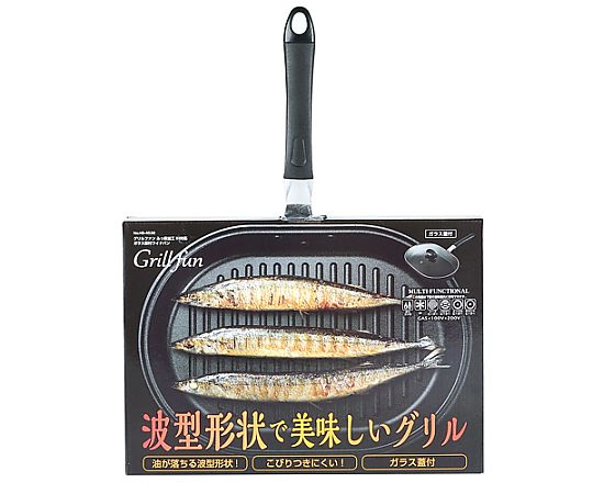 445x335mm グリルパン 黒いグリルパンがスタンドに置かれ、表面のテクスチャと取っ手がはっきり見える状態