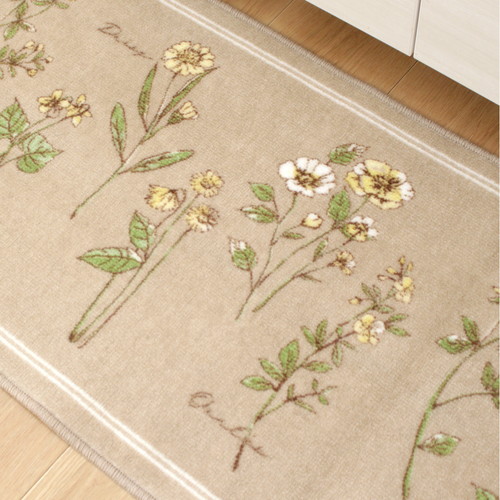 フルールシャンテ　キッチンマット　45×240cm　BR 濃いブラウンのキッチンマットが広がる様子、周囲にテクスチャとフラワーパターンが見える状態。