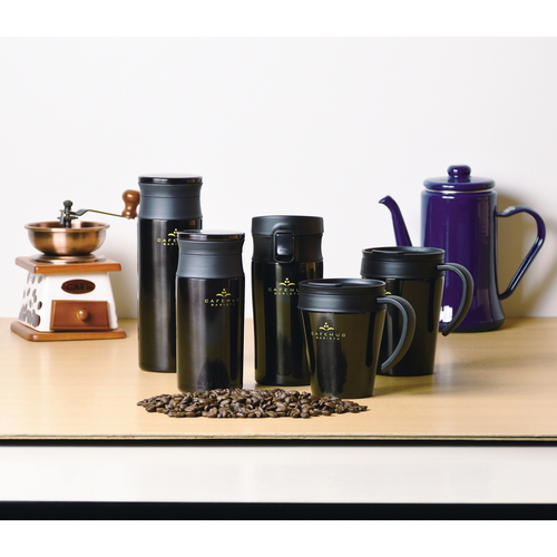 バリスタ　ワンタッチタンブラー　カフェマグ　400ml　ブラック ワンタッチ開閉機構が見える状態、黒いストレートボディのタンブラー。