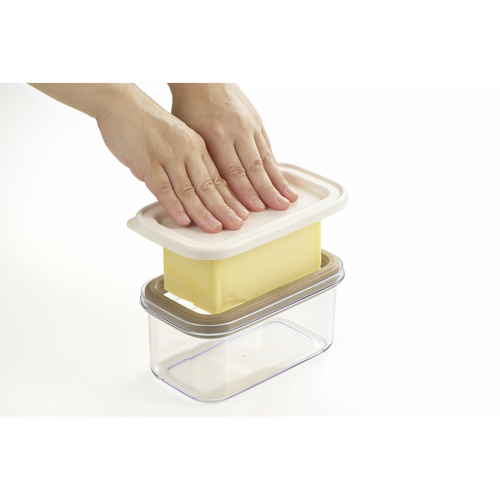 バターケース　カットできちゃうポンドバターケース　450g 白いプラスチック製のケースに、透明な蓋が付いている状態