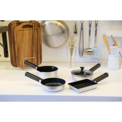 卵焼き器　チーノ　ふっ素加工ダイキャストお弁当用玉子焼 商品の持ち手が見える角度からのアップショット、ふっ素加工の表面が光沢を放っている。