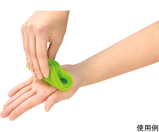 園芸用やわらかシリコン爪ブラシ 柔らかいシリコンでできた爪ブラシが手に持たれている様子