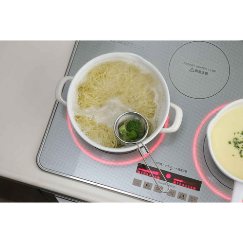 ザル　Mamacook　ママクック　ちょこっとゆでザル　ステンレス製 金属製のザルが横から見える状態で、縁が丸く仕上げられている。