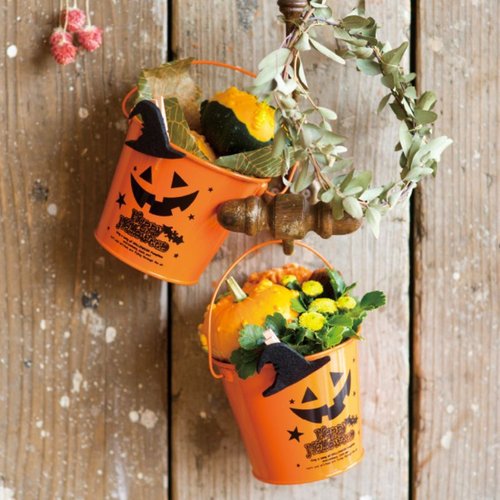 フラワー什器 ブラックハロウィンブリキバケツ-S(6個) ヘッズ 複数の黒いブリキバケツが並び、ハロウィンらしい装飾が施されている様子