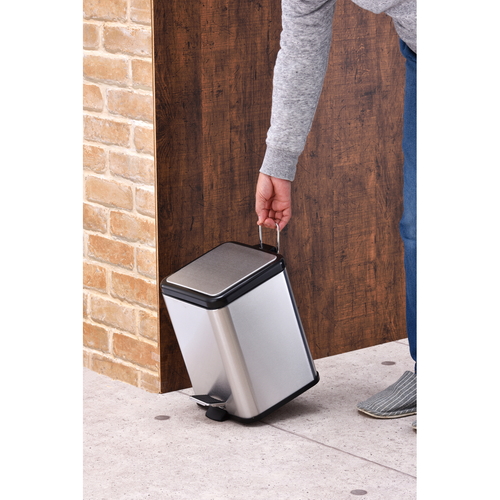 ゴミ箱　マイトラッシュ　ST角型ペダルペール6L 透明な容器の上部が開いている状態、ペダルを踏むためのフットステップが見える。