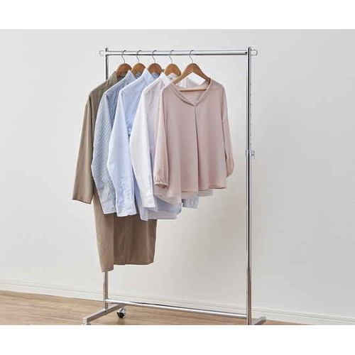 ハンガーラック　頑丈!高耐荷重ハンガー　シングル 横から見ると、シャツやコートが整然と掛けられた様子。