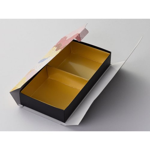 重箱・おせち容器 華雅シリーズ 組立タイプ 大 S-6014 金カップ付(2) 瑞光明 美しい和風デザインの重箱が正面から見える状態、金カップがセットされている様子。