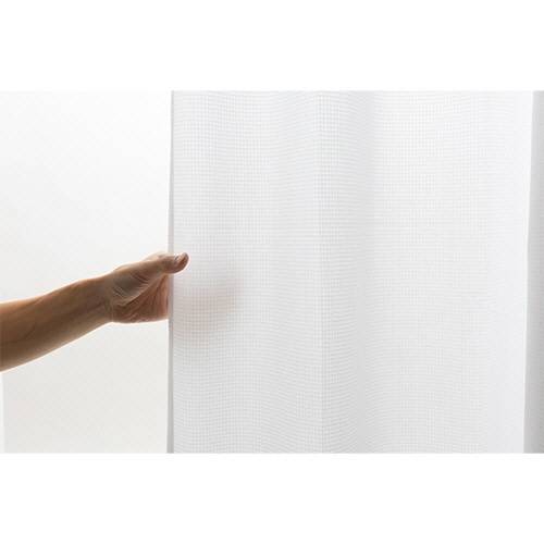 レースカーテン　ソピア　幅1500×長さ2130mm　ホワイト　1枚 ふんわりとした質感の白いカーテンが、淡い光を透かして優雅に垂れ下がっている様子。