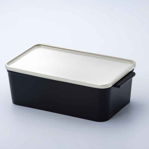 弁当箱　コレト　ランチボックス　本体　鋳物風 鋳物風の表面が強調された横からのアングル