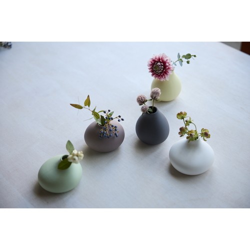 花瓶　AYAフラワーベース　スタンド　陶器　ブラック 上から見下ろした角度で、華やかな花が挿された様子が見える状態
