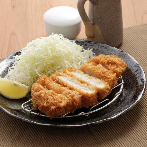 トンカツ網　ママクック　カリッと　とんかつざら 白い背景に置かれた金属製のトンカツ網が横向きに設置されている様子。