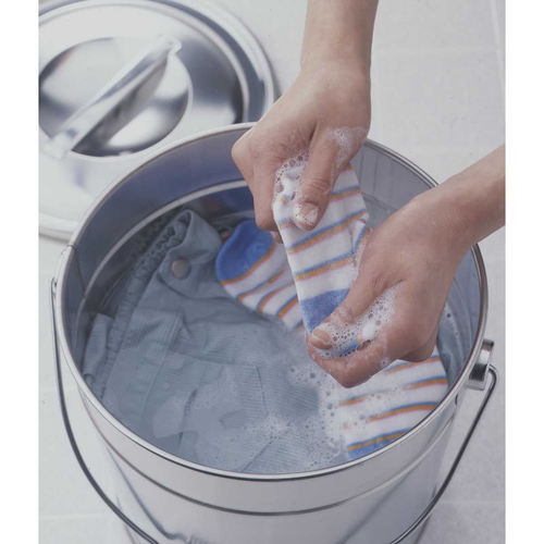 バケツ ステンレス フタ付きバケツ8L フタがしっかり閉じた状態の光沢あるステンレス製バケツ
