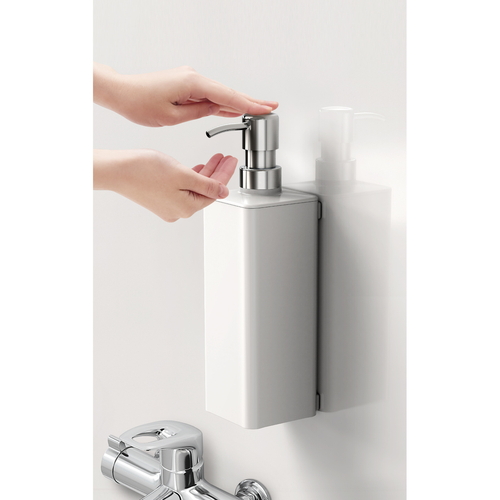 ラックス　ディスペンサー650ml　マグネット　ホワイト 正面から見たホワイトのマグネット付きディスペンサーの様子
