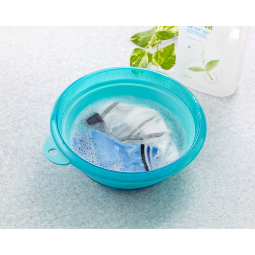 ソフト湯おけ 折りたためる湯桶 洗面器 ブルー 折りたたまれた状態の青い湯桶がテーブルの上に置かれている様子