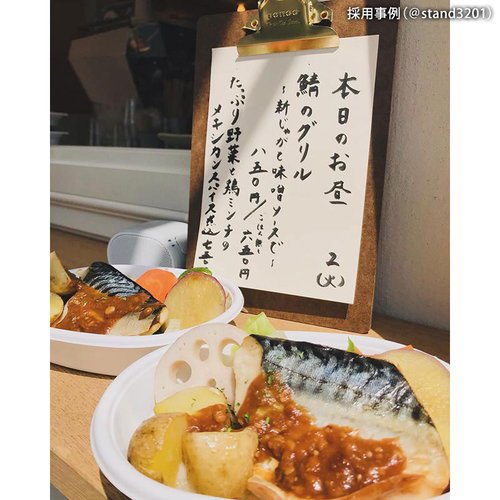 弁当容器 ミニー2 白 本体 エフピコチューパ 透明な蓋の付いた白い弁当容器が平らな面に置かれている様子