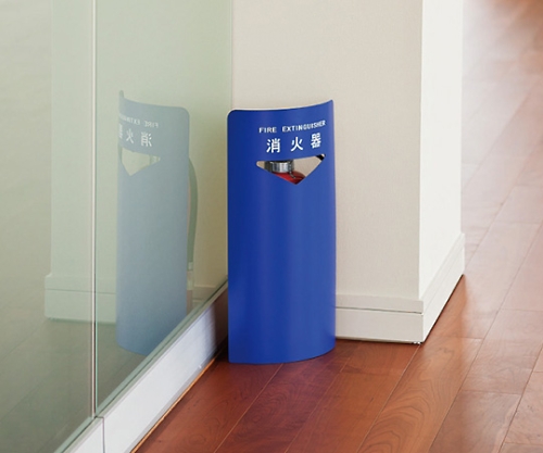 消火器ボックス (据置・コーナー兼用型) シルバー 金属製のボックスがコーナーに置かれ、上部に開口部が見える状態