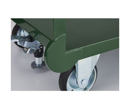 鋼鉄製運搬車　900X600　Φ150プレス車　緑 キャスターが付いた運搬車の正面、緑色の車体が目を引く状態。