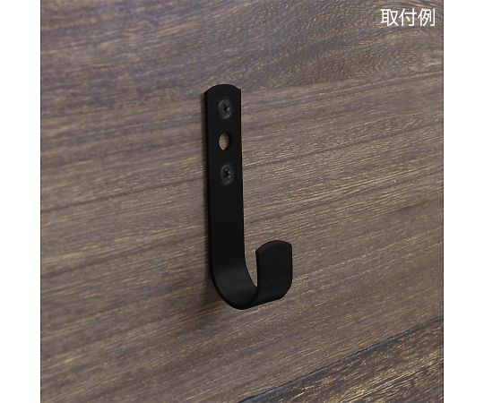 ツヤ消し黒 J型金具 21×75mm 金具が整然と並び、ツヤ消しの質感が際立つ様子