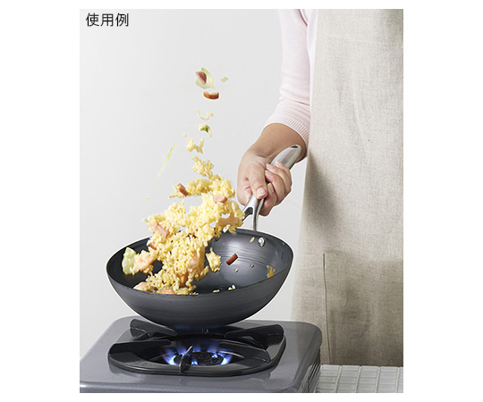 スーパー鉄 フライパン 26cm 光沢のある表面と持ち手が見える状態