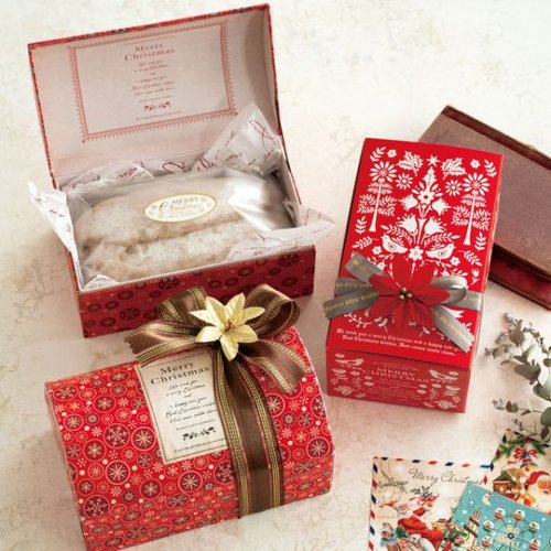 贈答箱 クリスマススカンジナビア ギフトBOXワイド型-M(10枚) ヘッズ 上部が開いた状態のプリントデザインが施されたギフトボックスが並んでいる様子
