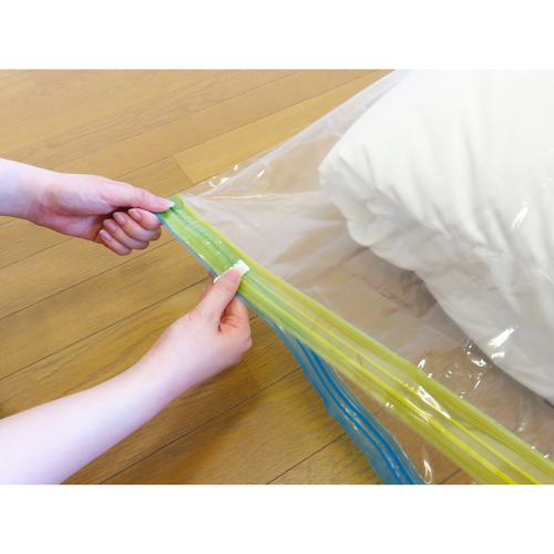 圧縮袋 衣類 L 衣類ひとまとめ マチ付き 1枚入 商品を横から見た状態で、透明な素材の袋が広がっている様子。