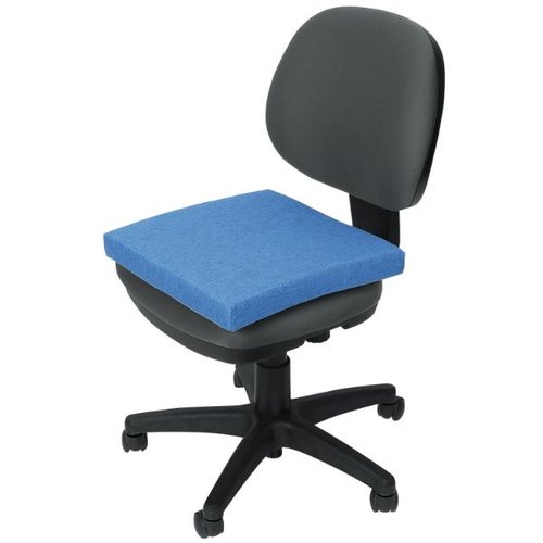 【介護/医療】その他 スクエアクッション ブルー アーテック 角度を変えて撮影されたクッション、均一なブルーの表面が広がる状態