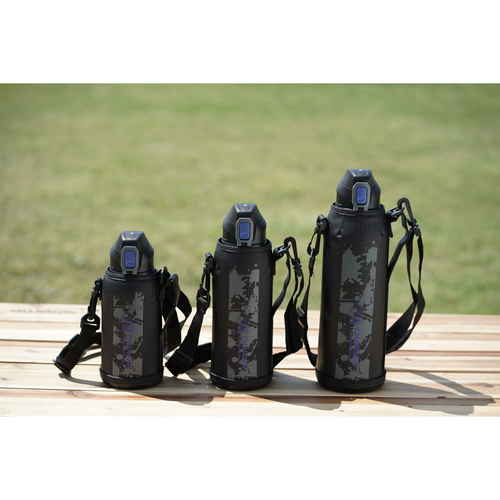 水筒　ファストチャージャー　ダイレクトボトル　1500ml　ポーチ付 斜めから撮影されたポーチ付きのボトルが立てられた状態