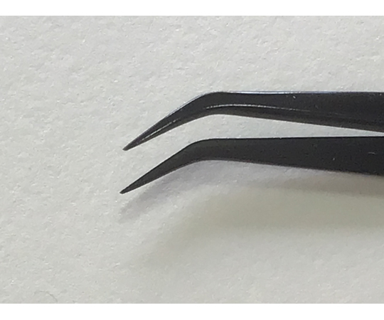 精密カラーピンセット　先曲がり　115mm 先端が曲がったピンセットが正面から見える状態