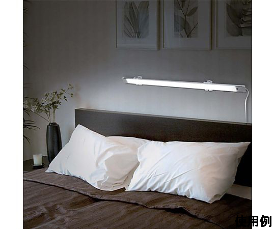 AC100V/14.5W　照明灯/LED（リモコン付） リモコンが横に置かれ、側面から見た照明灯の形状とデザイン