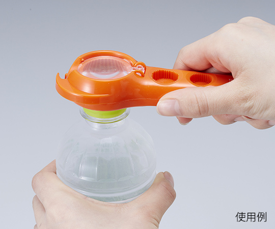 マルチオープナー オレンジ 鮮やかなオレンジ色の本体がテーブルの上に置かれ、工具としての機能性が強調された様子