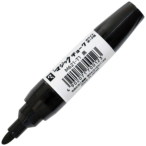 ホワイトボード用マーカー　マジックチョークNo.621　黒　1本 黒いマーカーが手に持たれ、先端が見える状態