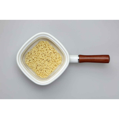 角型片手鍋　ホーロー四角いお鍋　麺ごこち　14　X　14　cm 明るいカラーのホーロー加工が施された角型のお鍋が正面から見える状態。