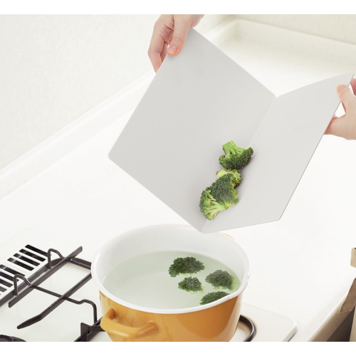 まな板　抗菌　atomico　立てて乾かせる畳めるまな板　食洗機対応　日本製　グレー 折りたたまれた状態で立てて乾かせるまな板が見える様子、グレーのカラーが際立っている。