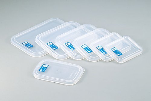 18-8 深型組バット 1号用 樹脂蓋 全体が透ける樹脂製のフタが被さった深型の容器が横から見える状態