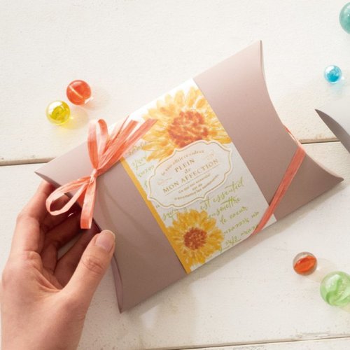 贈答用飾り 掛ケ紙 ヒマワリ-2(20枚) ヘッズ 鮮やかなヒマワリのデザインが施された掛ケ紙の束、20枚セットで整然と並んでいる。