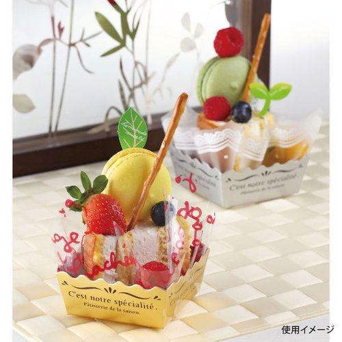 ケーキトレー スペシャリテトレー シルバー 石渡 [ケース販売] 光沢のあるシルバーのトレーが整然と並んでいる様子