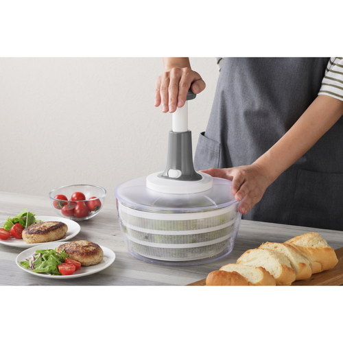 サラダスピナー&フードプロセッサー　みじん切り器 透明な器に色とりどりの野菜がカットされ、中央に回転する機構が設置されている様子。