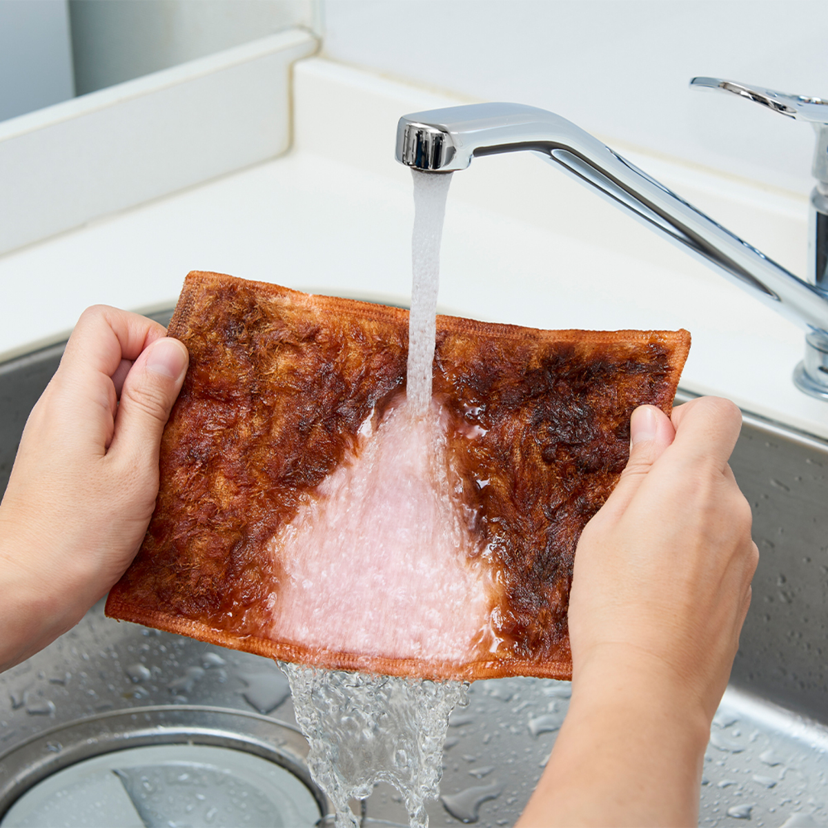 表ベトベト油用で裏固着油用クロス　1010103 パッケージが斜めから撮影され、裏面の成分表示が見える状態