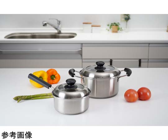 ローザー IH対応片手鍋 14cm 黒い取っ手がついたステンレス製の鍋が手前に置かれ、光を反射している様子