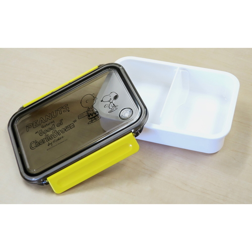 弁当箱　ピーナッツ　タイトランチ　500ml 明るい色合いのパッケージが表面を覆い、かわいらしいデザインが施されている様子。