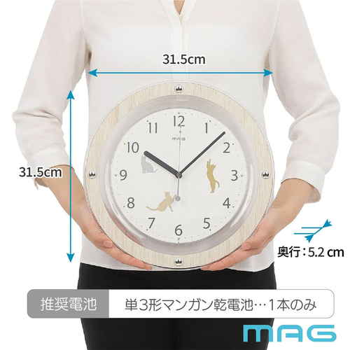 掛時計 正面から見た時計の文字盤と針、背景は明るい木製の壁