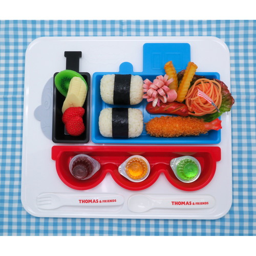 食器セット　プレートセット　きかんしゃトーマス 可愛らしいデザインのプレートが整然と並んでいる様子