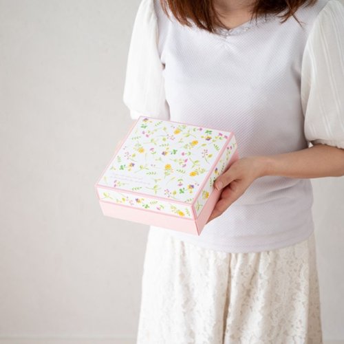 ギフト箱 ナチュラルフラワーギフトBOX-S(10枚) ヘッズ 優しい色合いのフラワーモチーフが施されたギフトボックスの全体像