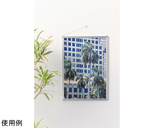 ポスターパネル 横から撮影された、シンプルなデザインの展示ボードが立てかけられた状態。