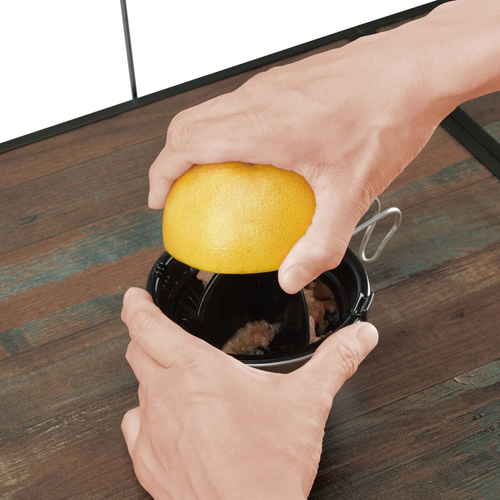 シェラカップ調理器用グレープフルーツ絞り グレープフルーツがしっかりとフィットした状態で押しつぶされた様子