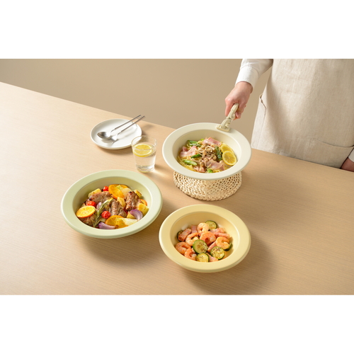 フライパン　Hetta!　IH対応セラミックお皿パン18cm 光沢感のある表面を持つセラミック製のパンがテーブルに置かれ、周囲には料理の素材が散りばめられた状態