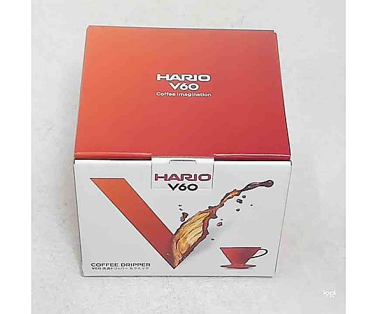 V60透過ドリッパ-02 セラミックR 白い陶器のドリッパーが上から見える状態で、細長いデザインと反射する光が強調されている。
