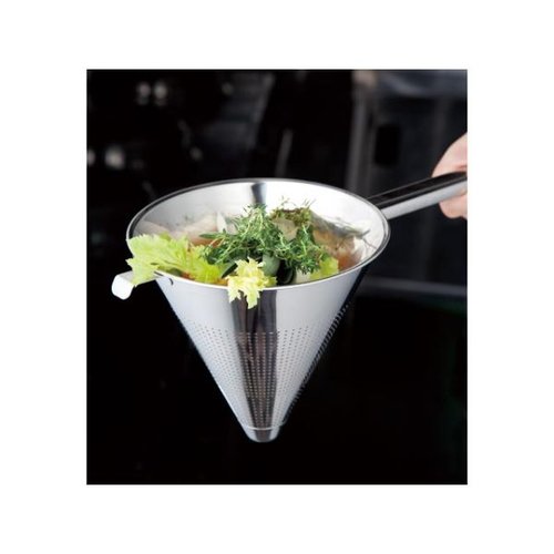 調理用品 UK パンチング スープこし18cm YUKIWA ストレーナー部分が確認できる、シルバーの金属製コシ器