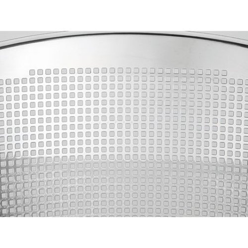 揚げ物用品 UK 揚げザル・平底48cm 【角穴】 YUKIWA 重厚感のある金属製の平底ザルが上部から見下ろされている状態